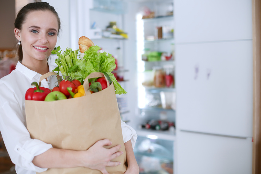 Mitarbeiterin der Stern Pflegedienst beim Einkauf für Kunde Mitarbeiterin beim Einkauf für Kunde